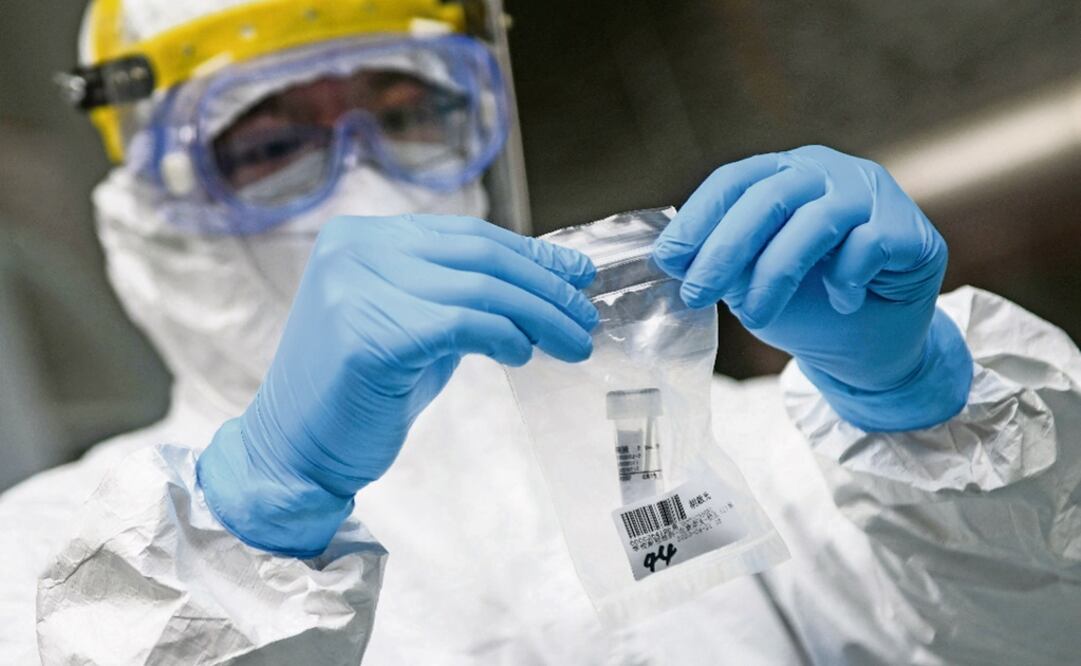 A medical staff member collecting a sample at a middle school as students receive nucleic acid testing for the COVID-19 coronavirus - Photo: File photo/AFP