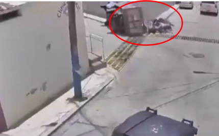 VIDEO: Adultos y niños salen expulsados tras volcar camioneta en Tuxtla Gutiérrez, Chiapas; hay 12 lesionados