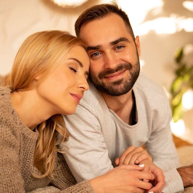 La IA explica que la brecha de edad puede afectar distintos aspectos de una relación. Fuente: Freepik.
