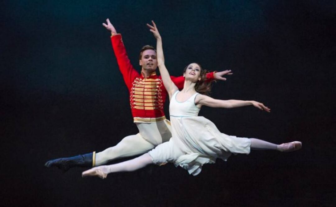 Se trata de una pieza fiel al texto original de E.T.A. Hoffmann, que narra la fiesta de Navidad de la pequeña Clara y su familia. FOTO: Twitter/@TheRoyalBallet.
