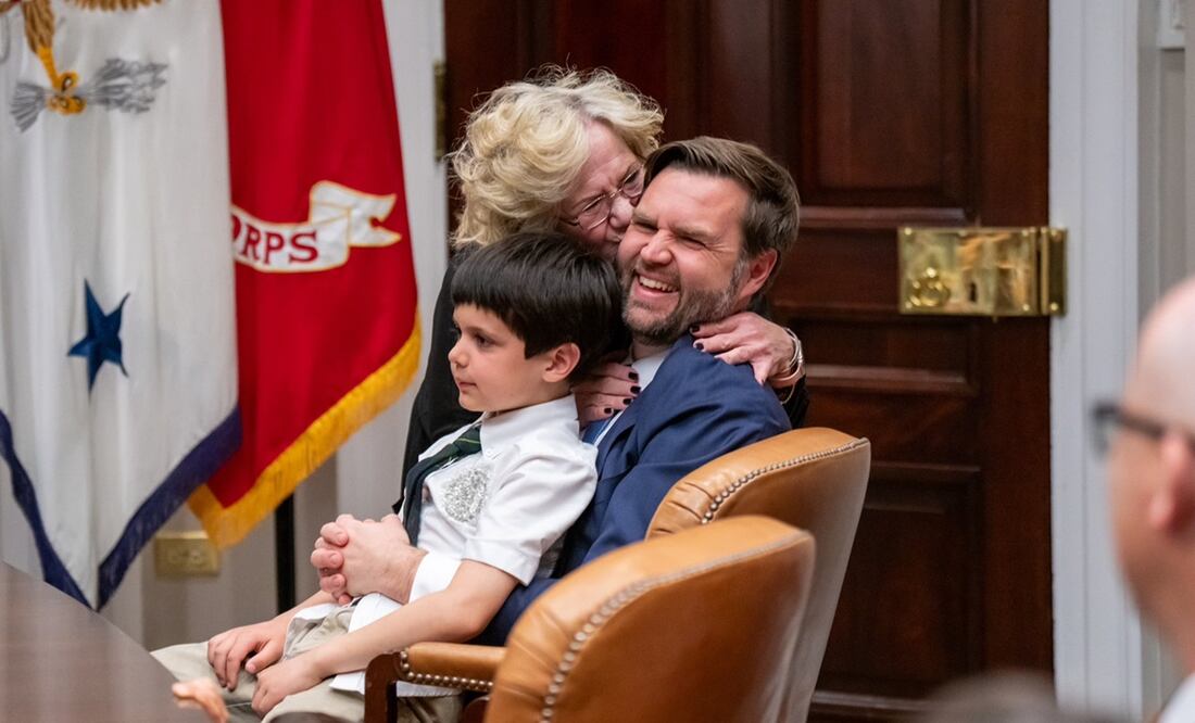 JD Vance con su madre, Beverly, en la Casa Blanca. FOTO: JD VANCE/X