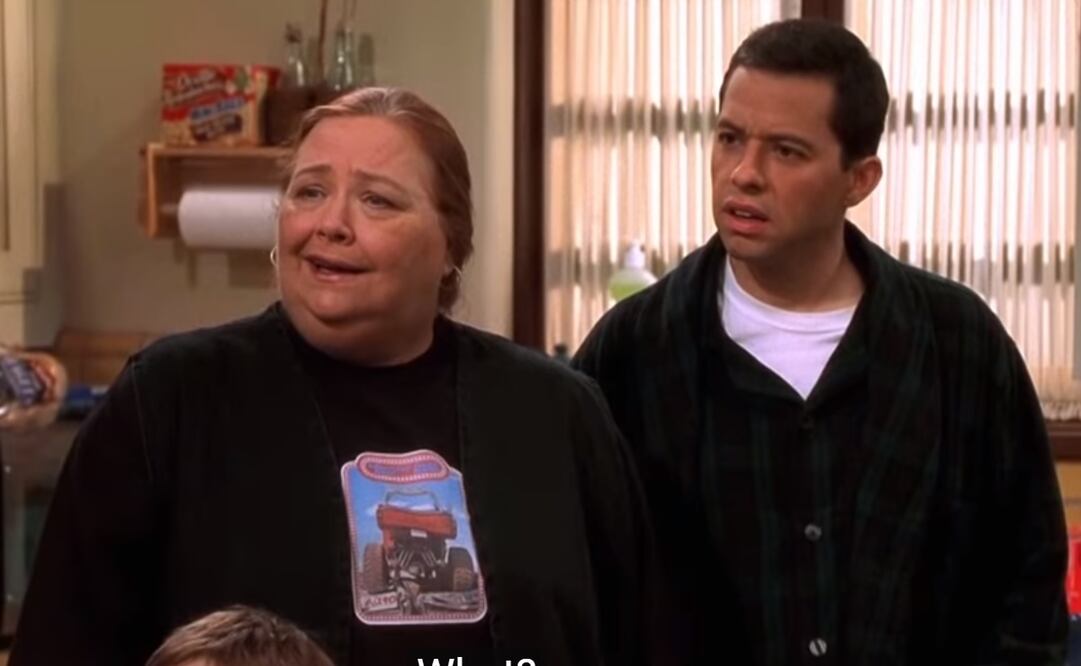 Conchata Ferrell (Berta) y Jon Cryer (Alan). Foto Captura