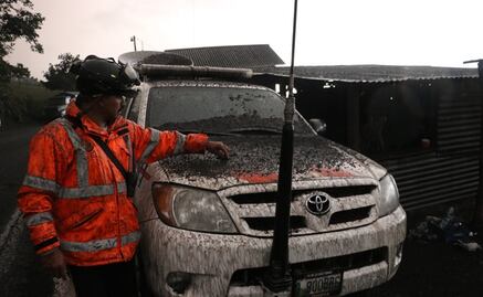 Suman 7 muertos por erupción en Guatemala; cierran aeropuerto