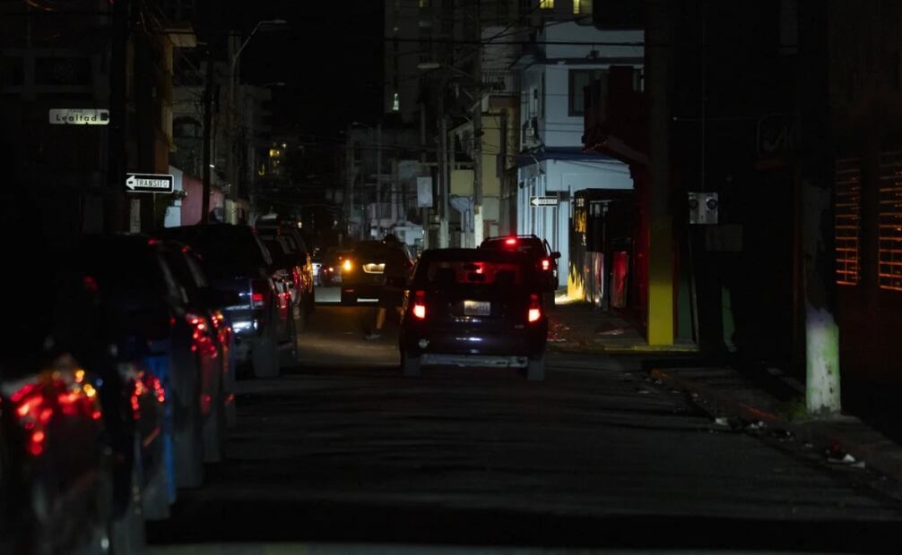 Una calle a oscuras durante un apagón en San Juan, Puerto Rico. Foto: AP/ARCHIVO