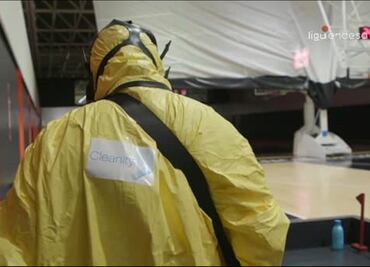 Con máscaras y trajes especiales, así sanitizan las canchas de la Liga Endesa