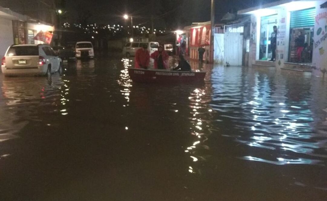 Anegación registrada ayer en Ixtapaluca tras la tormenta. (Foto: Especial)