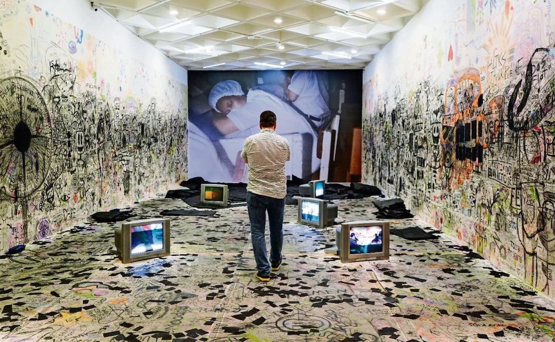 Para el artista Óscar Murillo, y para Taiyana Pimentel, curadora de la muestra, el negro puede funcionar como un reflejo de lo que vive la sociedad en la actualidad. Foto: Galo Cañas / CUARTOSCURO