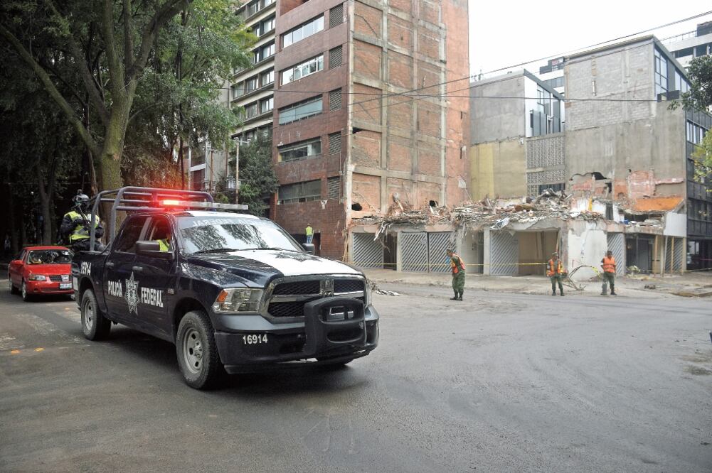 En la calle Ámsterdam soldados vigilan las inmediaciones de un edificio que colapsó, para evitar la rapiña (ALONSO ROMERO. EL UNIVERSAL)