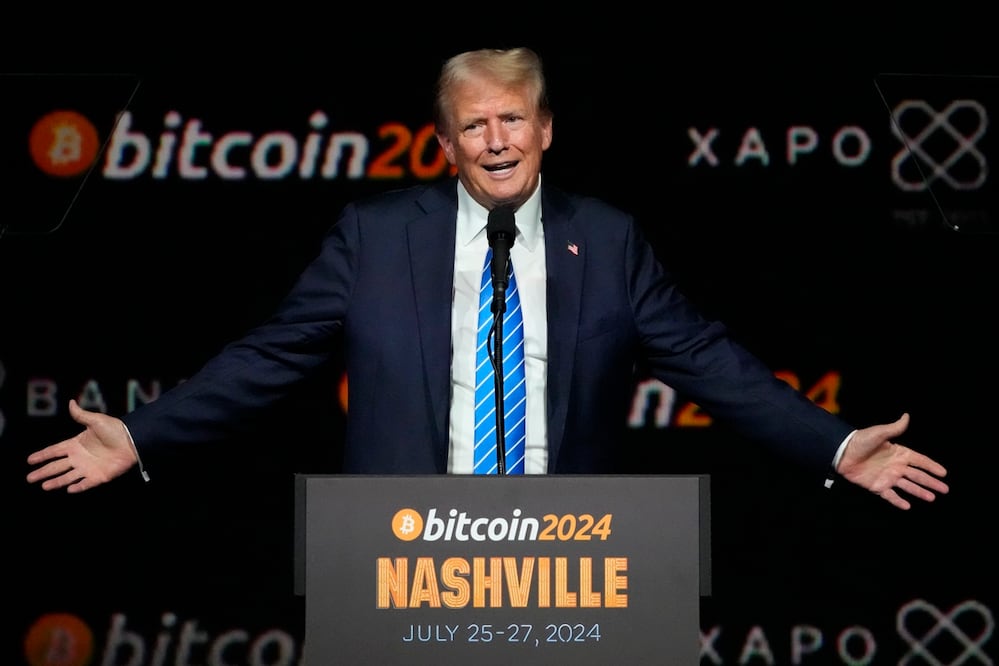 El presidente electo de EU, Donald Trump, habla en la Conferencia Bitcoin 2024, en Nashville, Tennessee. Foto: AP