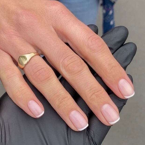 Elegancia y practicidad se unen en la manicura francesa. Foto: Instagram @lualmadanails
