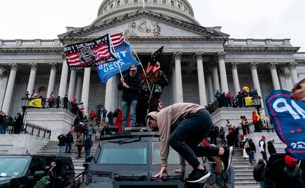 Dos policías demandan a Trump por asalto al Capitolio en enero