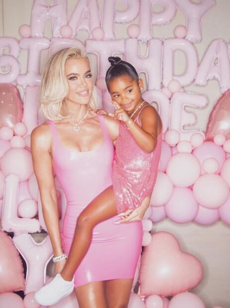 Khloé Kardashian da pistas sobre el nombre de su bebé, empieza con la letra...