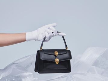 Alexander Wang colabora con Bvlgari y lanzan el bolso del momento
