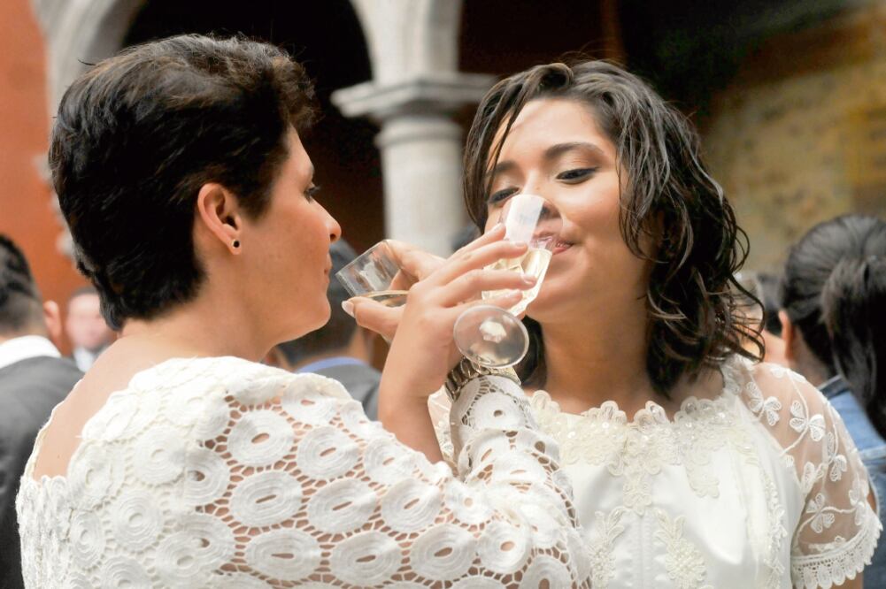 Los mexicanos o mexicanas que deseen contraer matrimonio con alguien del mismo sexo en el extranjero, pueden acudir a los consulados para solicitar el trámite como señala el Código Civil. Foto: ARCHIVO EL UNIVERSAL