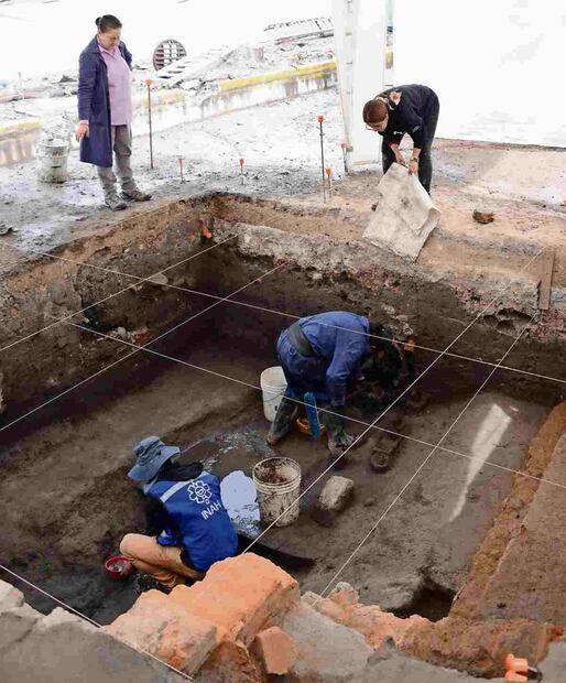 Para López Camacho y su equipo de arqueólogos, el hallazgo del embarcadero es sólo una pieza de un rompecabezas enorme que dibujará lo que fue el pueblo indígena que habitó la zona de Chapultepec, mismo que “fue borrado de la memoria cuando se edificó la hacienda, conocida como “La Teja””, dijo. Foto: INAH