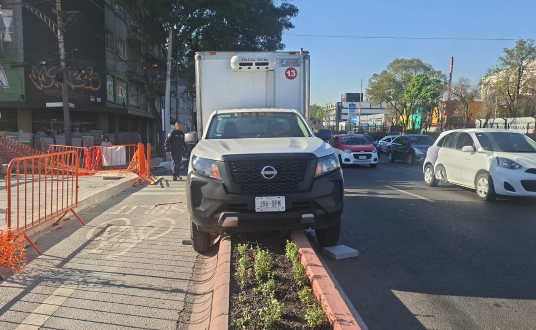 Camioneta invade ciclovía en Calzada de Tlalpan, Ciudad de México. Febrero 2026. Foto: Especial
