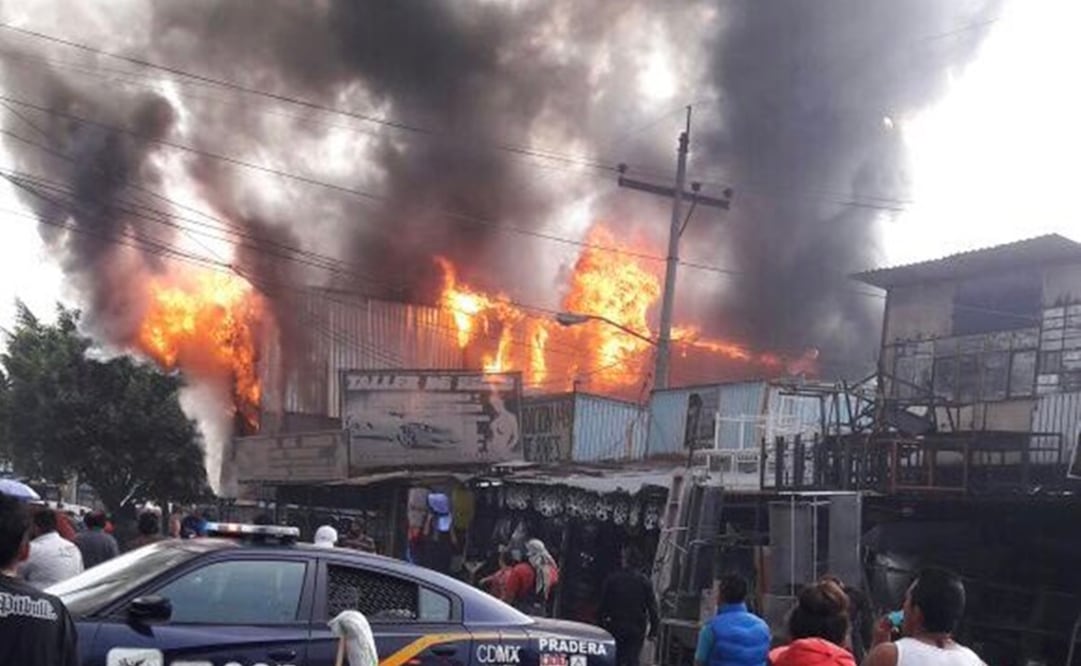 El fuego se registra en una bodega de llantas. (Foto: @SUUMA_CDMX)