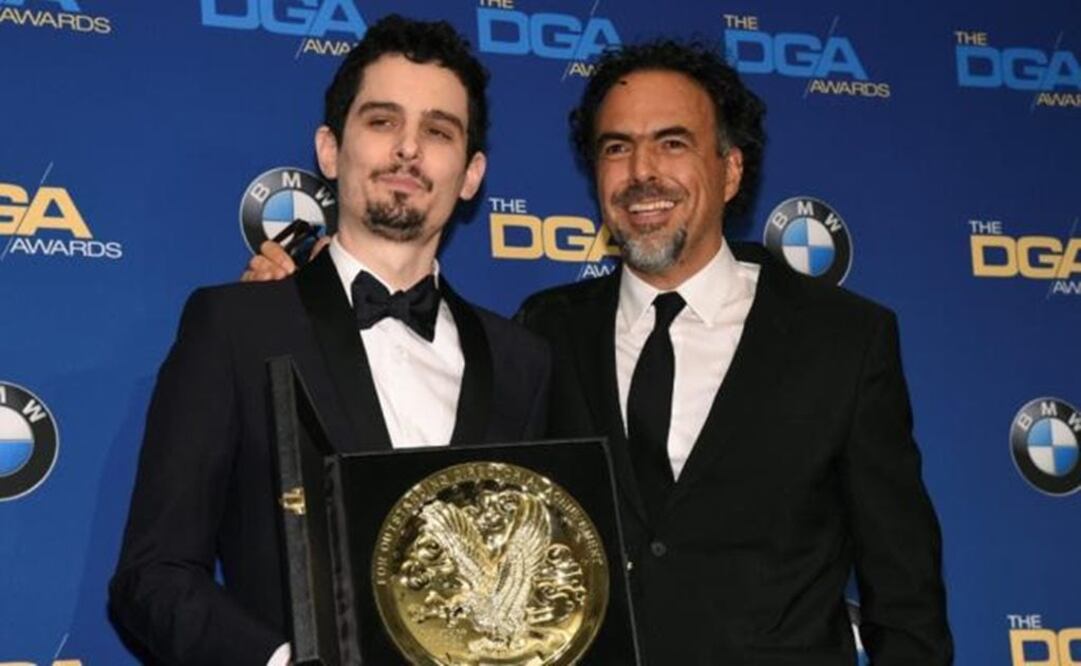 Iñárritu (R) presented Best Director Award to Damien Chazelle (L) for “La La Land” during 69th DGA Awards - Photo: Reuters