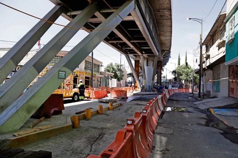 Desde este viernes comenzó el cierre entre las avenidas Guillermo Prieto y Tláhuac, debido al desmontaje de una estructura en la Línea 12. Foto: Fernanda Rojas | El Universal