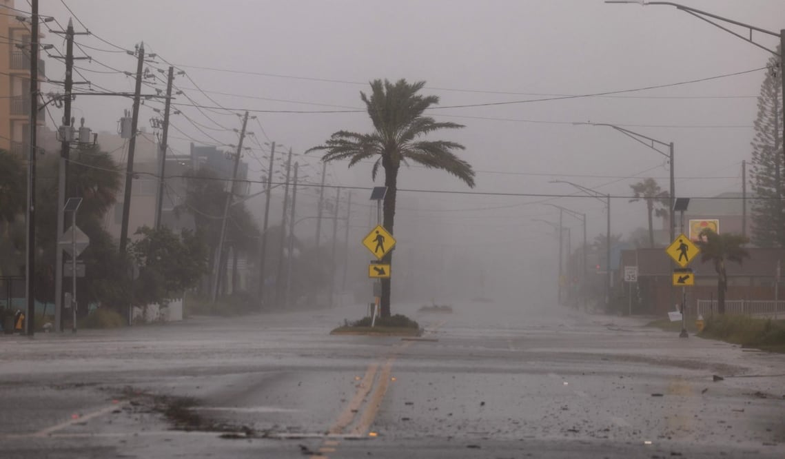 Una carretera está vacía de tráfico mientras el huracán Helene se agita mar adentro en St. Pete Beach, Florida. Foto: AFP