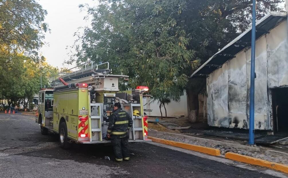 Incendio consume teatro en la UAS; se desconoce el origen del siniestro. Foto: Especial