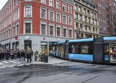 VIDEO: Tranvía se descarrila y choca contra una tienda en Oslo; reportan cuatro heridos