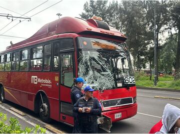 Camión se impacta contra unidad del Metrobús en la GAM; reportan varios pasajeros heridos