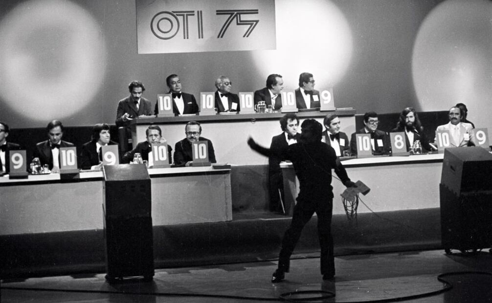Jurado de 1975 en el Foro 2 de Televisa San Ángel. El concurso nacional era un evento muy centralizado y el entonces presidente del jurado, José Poza, recomendó ampliar el festival e incluir a compositores ajenos al espectáculo, “para borrar la imagen de que sólo participan protegidos de casas grabadoras”. Foto: Archivo EL UNIVERSAL.