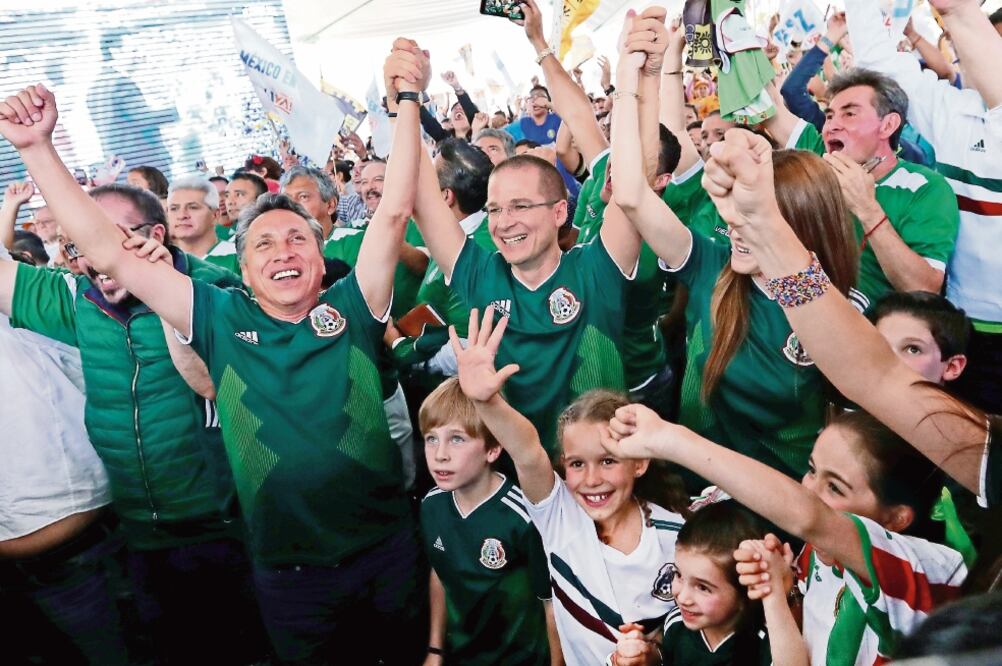 Ricardo Anaya celebró el triunfo de la Selección Mexicana ante Alemania , con Manuel Negrete (izq,) quien compite por la alcaldía de Coyoacán (ARIEL OJEDA. EL UNIVERSAL)