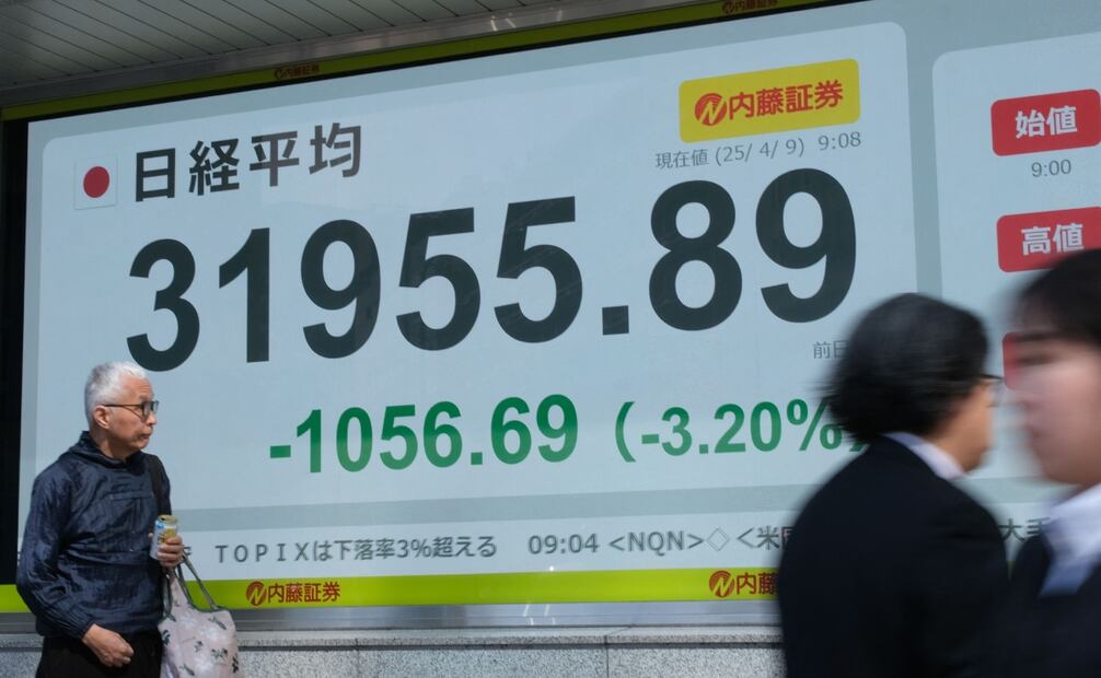 El principal índice bursátil japonés, el Nikkei, cayó en las primeras operaciones del 9 de abril, después de que las acciones de Wall Street cayeran debido a la preocupación por los aranceles estadounidenses y la guerra comercial con China. Foto: AFP