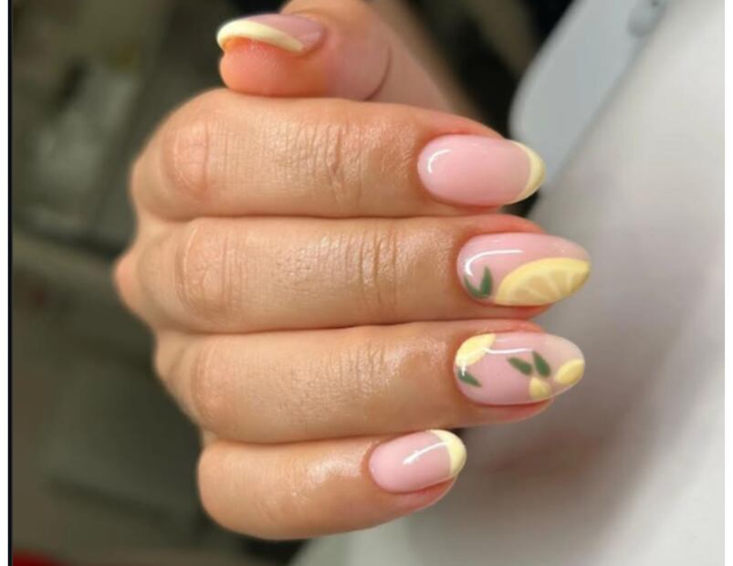 Uñas con una sola fruta. Foto: Instagram @unasperfectasdo
