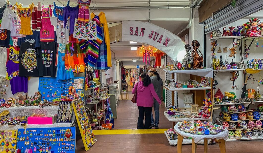 Artesanías producidas en serie se venden en los alrededores del Zócalo; así como en plazas, mercados y la Alameda Central de la Ciudad de México, el 26 de marzo de 2025. Foto: Yaretzy M. Osnaya/EL UNIVERSAL