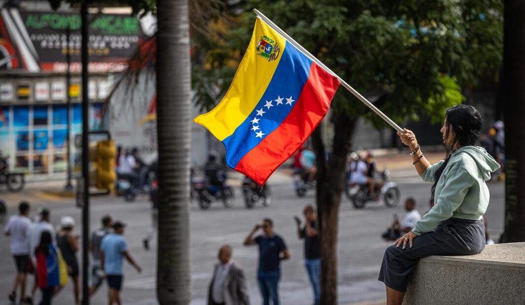 Cientos de opositores protestan este lunes en Caracas luego de que el Consejo Nacional Electoral (CNE) proclamara a Nicolás Maduro como presidente reelecto de Venezuela, tras los comicios celebrados este 28 de julio. EFE/ Henry Chirinos