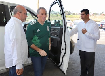 Secretario de Hacienda acompaña a Meade a ver juego de México vs Corea del Sur
