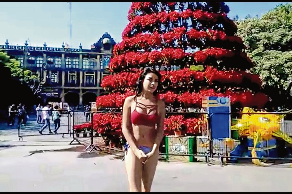 Objetivo. La joven se autonombra Lady Nochebuena para llamar la atenciónconta el acoso sexual (TOMADA DE VIDEO)