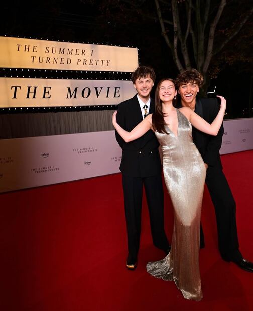 Los tres actores, quienes interpretan a Belly, Conrad y Jeremiah, en la alfombra roja tras el anuncio. Foto: Instagram @thesummeriturnedpretty