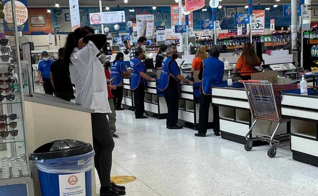 En la iniciativa se establece la obligación de todo patrón o empresa de proveer de asientos o sillas con respaldo a los trabajadores. Foto: EL UNIVERSAL