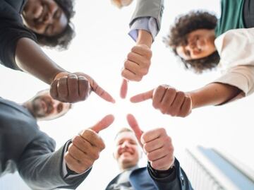 Los comportamientos que tienen las personas con altos niveles de confianza en sí mismos, según expertos