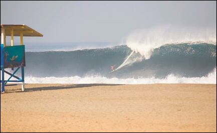 Jhonny Corzo surfea en playa que aún está cerrada al público