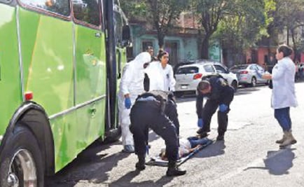 Ciclista muere atropellada y aplastada por microbús en Azcapotzalco; chofer se fuga