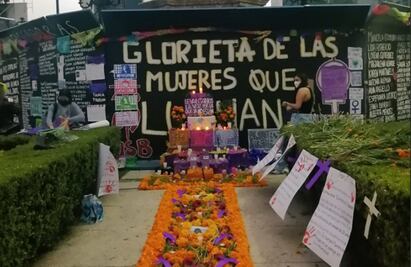 Instalan “Ofrenda combativa” por feminicidios en la Glorieta de las mujeres que luchan, antes Monumento a Colón 