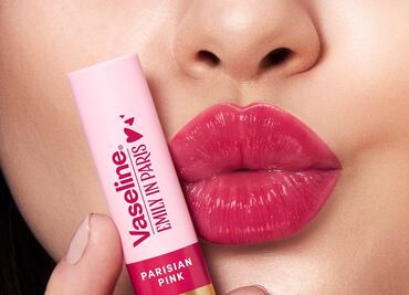 Vaseline lanza bálsamos labiales inspirados en Emily in Paris