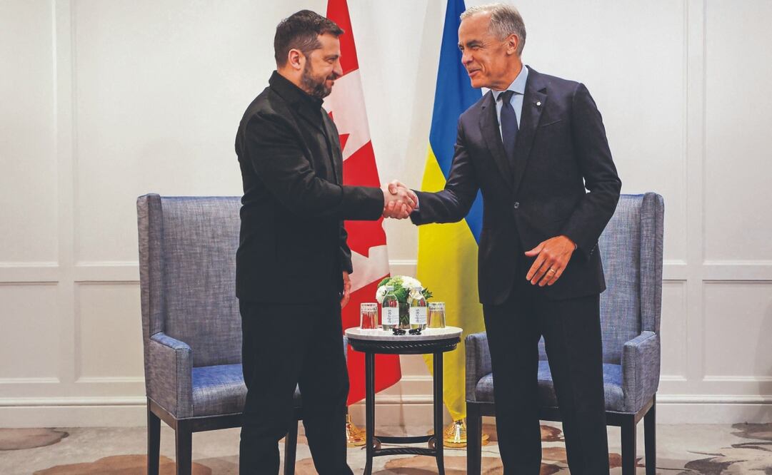El presidente ucraniano, Volodimir Zelensky, con el premier canadiense, Mark Carney, ayer en Calgary. Foto: Jeff Mcintosh/ AFP
