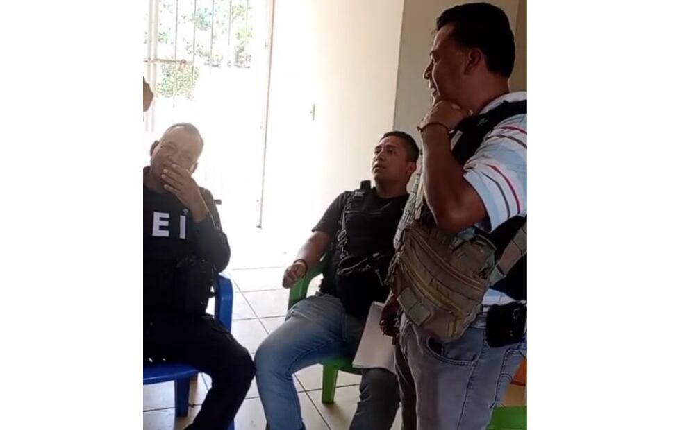 Habitantes de comunidad de Oaxaca retienen a agentes de Fiscalía estatal (24/04/2025). Foto: Especial