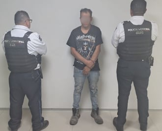 Vecinos de Chimalhuacán golpean a presunto ladrón y lo amarran a poste; policías lo rescatan de ser linchado