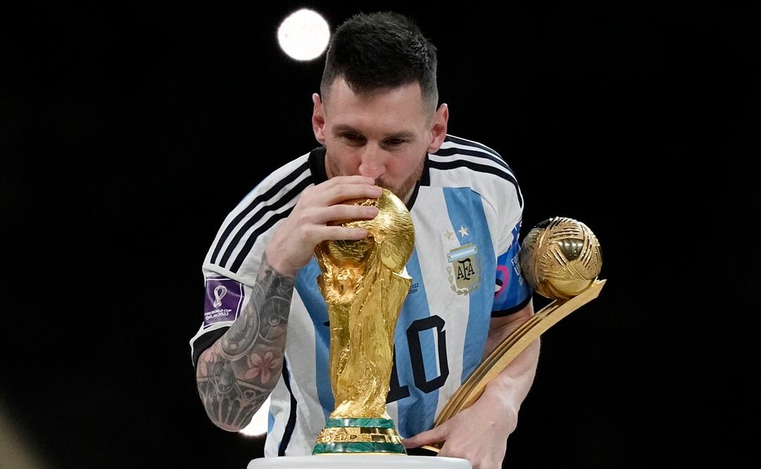  Lionel Messi de Argentina besa el trofeo después de ganar el partido de fútbol final de la Copa Mundial entre Argentina y Francia en el Estadio Lusail en Lusail, Qatar. Foto: Martin Meissner / AP