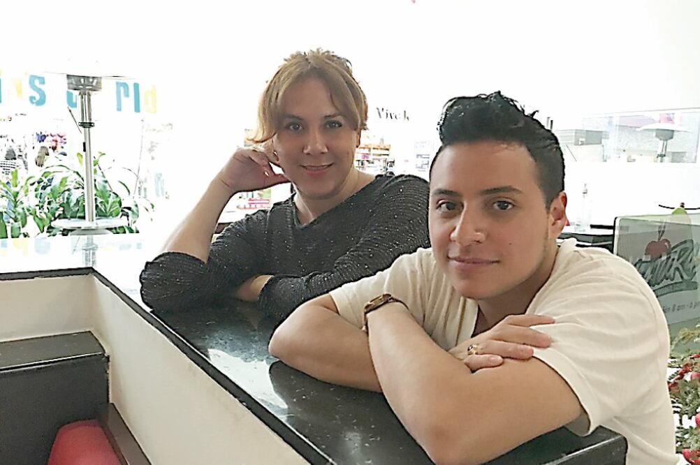 Christopher Juárez Reyes y Angie Sananda aseguran que autoridades del Registro Civil de Veracruz los atendieron con prepotencia cuando les solicitaron hacer cambios en sus documentos oficiales por su nueva identidad de género (ESPECIAL)