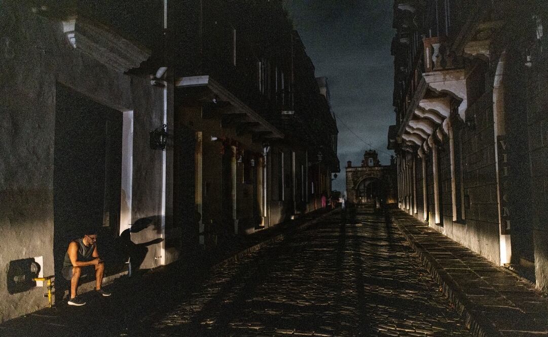 Once años de aumentos continuos en apagones: entre 2013 y 2024, el tiempo que los clientes de la red eléctrica permanecen sin servicio ha aumentado en un 150%, de acuerdo con datos oficiales que son cuestionados por LUMA Energy, actual operador del sistema, con el argumento de que desconoce cuál era la metodología que la Autoridad de Energía Eléctrica (AEE) utilizaba anteriormente para calcular las principales métricas de confiabilidad.
FOTO: XAVIER J. ARAÚJO BERRIOS/EL NUEVO DÍA/PUERTO RICO