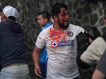 ¡Violencia en la Liga MX! Aficionados de Cruz Azul protagonizan pelea en el estadio Azteca