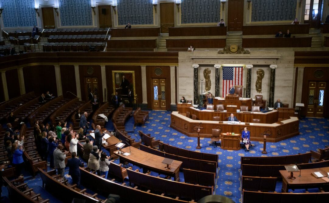El líder de la minoría de la Cámara de Representantes, Hakeem Jeffries, demócrata por Nueva York, a la izquierda, habla en la cámara de la Cámara mientras los demócratas de la Cámara se ponen de pie para aplaudirlo, antes de la votación final para el proyecto de ley insignia del presidente Donald Trump sobre exenciones de impuestos y recortes de gastos, en el Capitolio, el jueves 3 de julio de 2025, en Washington. Foto: AP